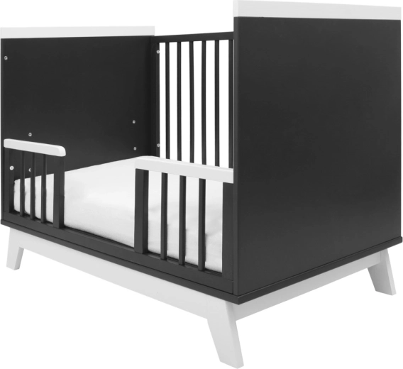 Crește odată cu copilul: 3 poziții ale somierei și barieră