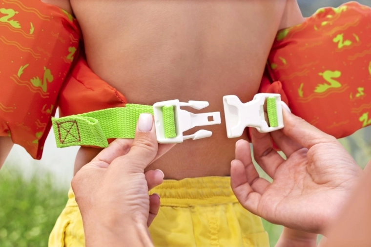 Fixare sigură cu cataramă reglabilă