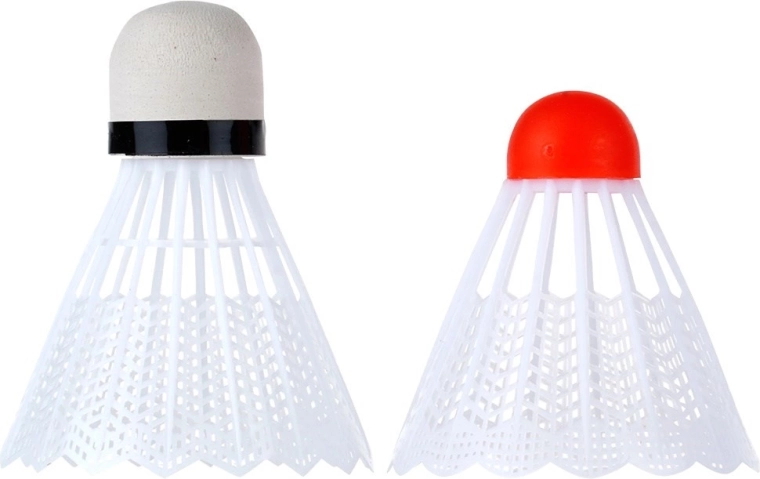 Două tipuri de mingi pentru stiluri diferite de joc