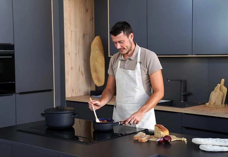 Compatibilă cu inducția și toate tipurile de aragazuri