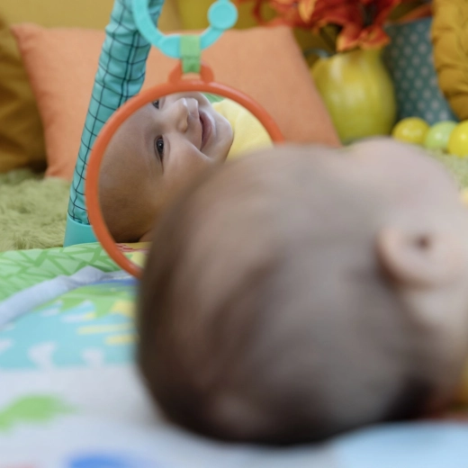 Oglindă și jucării senzoriale