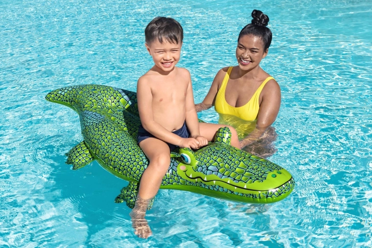 Distracție în piscină și în vacanță
