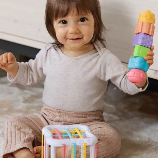 Cub senzorial și blocuri viu colorate