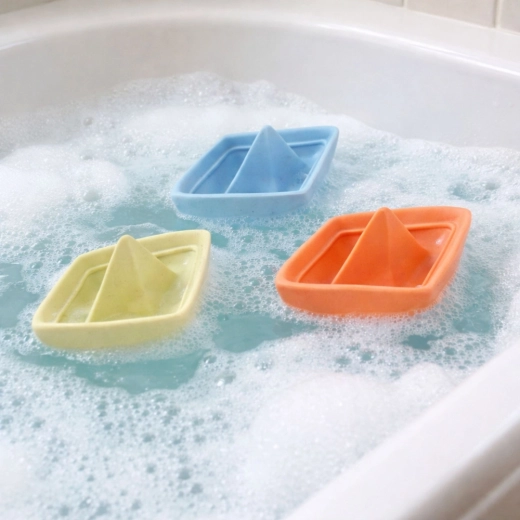 Plutesc și distrează la fiecare baie