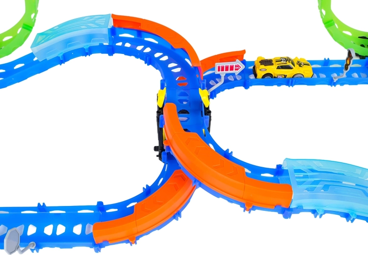 Pistă modulară cu balustrade și segmente reconfigurabile