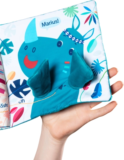 Carte textilă plăcută pentru mânuțele mici