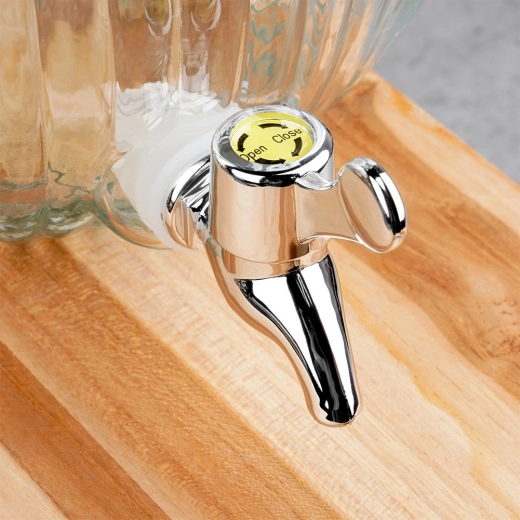 Turnare comodă datorită robinetului metalic