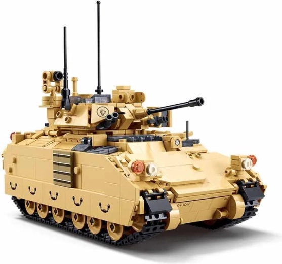 Tanc realist cu turelă rotativă și trape funcționale