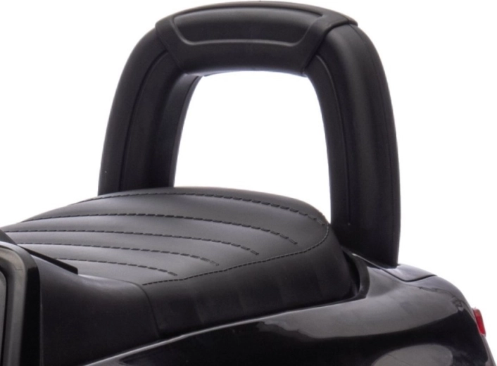 Scaun confortabil cu spătar și spațiu de depozitare practic