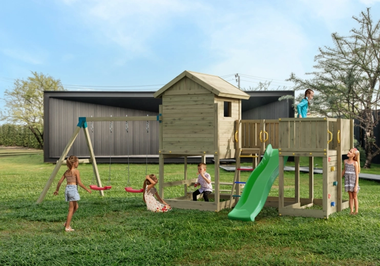 Leagăne, provocare de cățărare și groapă cu nisip într-un singur ansamblu