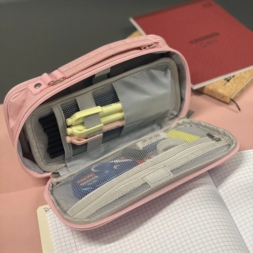 Buzunare tip plasă și suporturi pentru o organizare mai bună