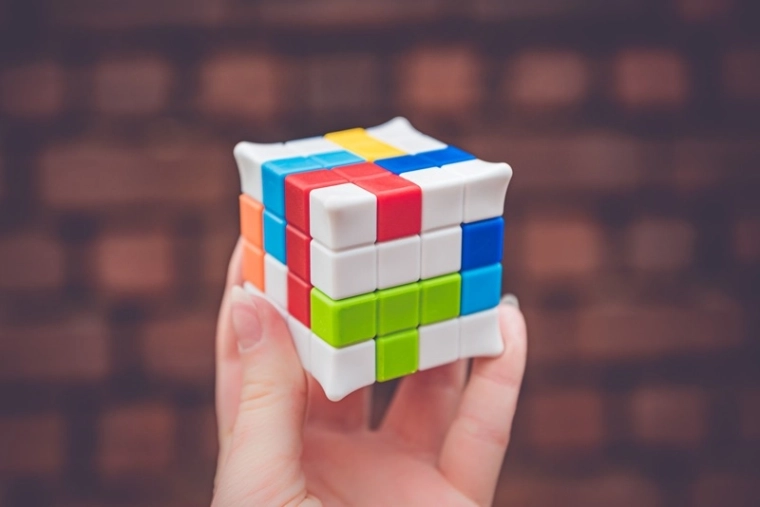 Puzzle compact de ținut în mână