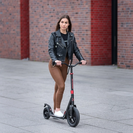 Confort la rulare datorită roților pneumatice mari