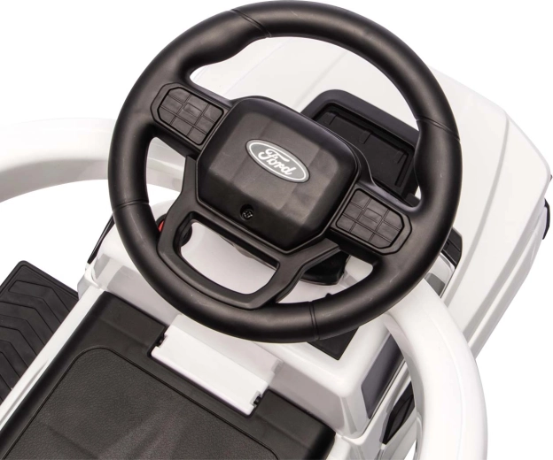 Detalii Ford realiste și volan cu sunete