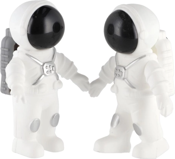 Două figurine de astronauți pentru o misiune de echipă