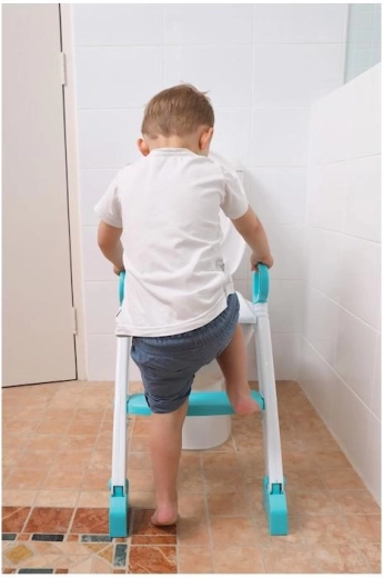 Urcare sigură datorită treptei antiderapante și mânerelor laterale