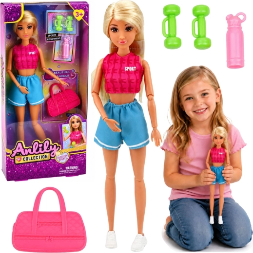 Păpușa Anlily în ținută sport cu accesorii (gantere, geantă și sticlă)
