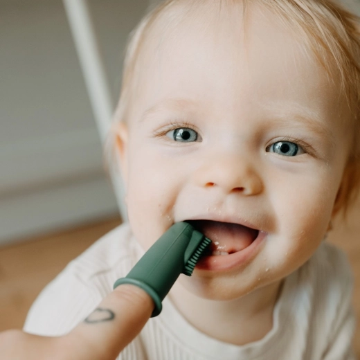 Masaj delicat al gingiilor și curățarea primilor dințișori