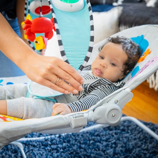 Arc detașabil cu jucării suspendate