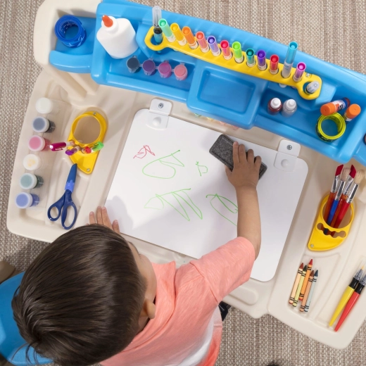 Suprafață mare de lucru și tablă dry-erase