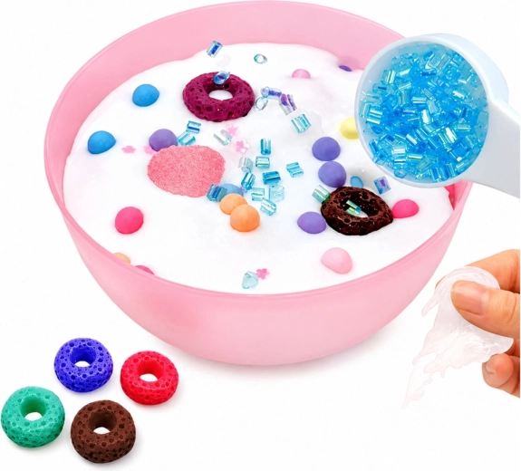 Amestecarea slime-ului cu decorațiuni pentru un efect unic