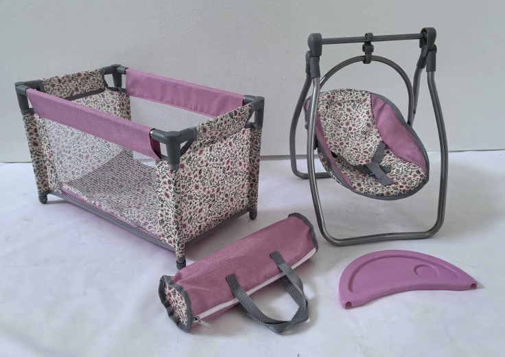 Set pentru păpuși Pink Flowers – pătuț de voiaj și scăunel 2 în 1 (leagăn)