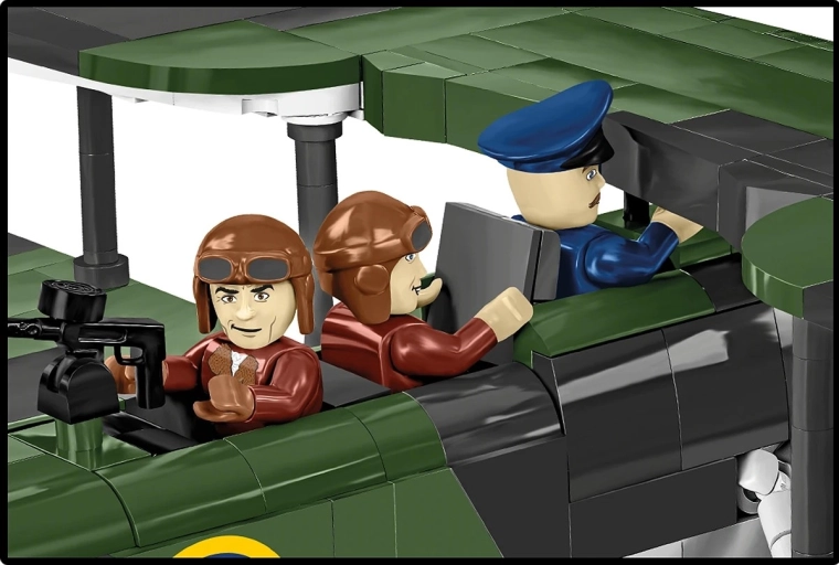 Cockpit detaliat și echipaj cu mai mulți membri
