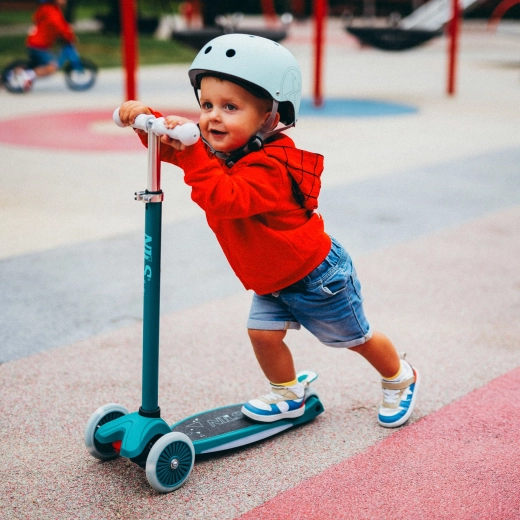 Construcție stabilă cu trei roți și virare prin greutate