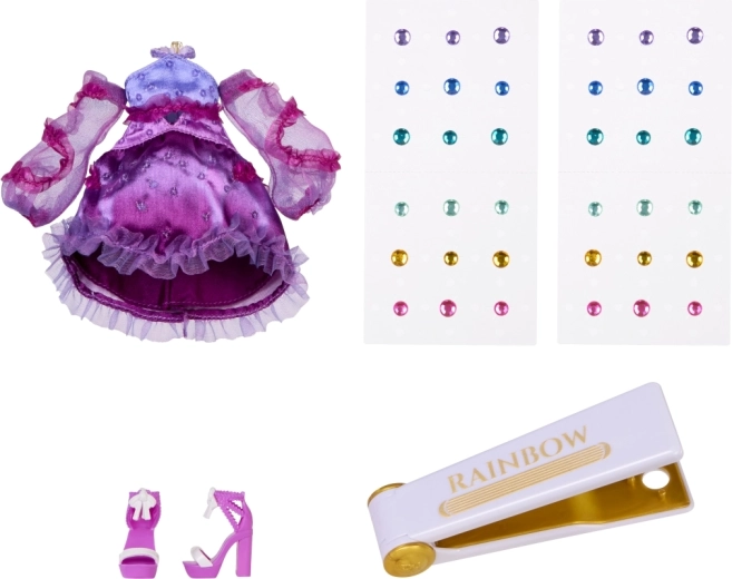 Ținută și accesorii stilate în mov