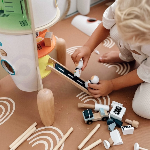 Bază de explorare din bețe de lemn