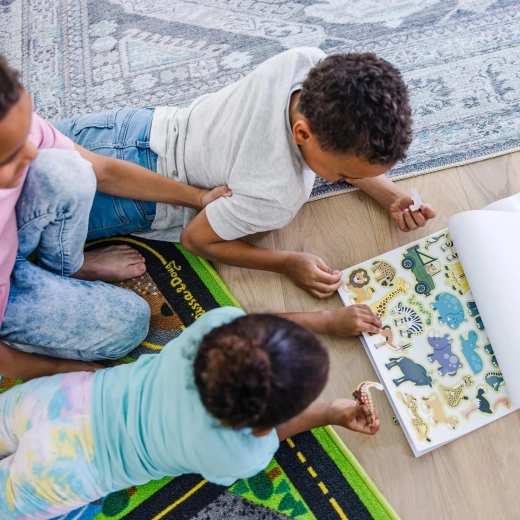 150 de autocolante reutilizabile pentru povești nesfârșite