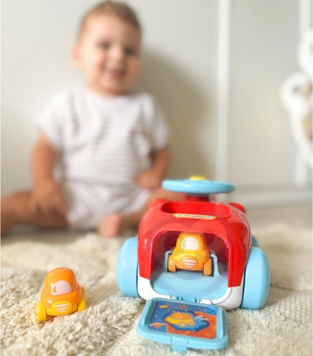 2 mini mașinuțe ascunse în interior