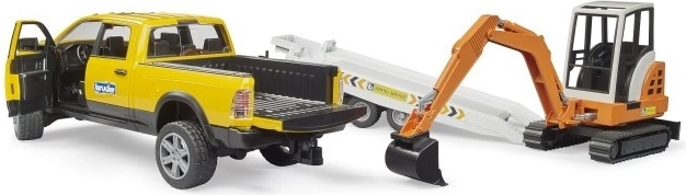 Pick-up off-road RAM cu uși care se deschid