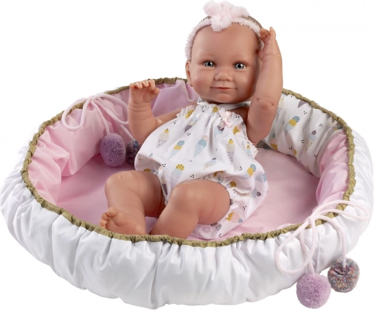 Bebeluș din vinil 40 cm Nica în coș moale