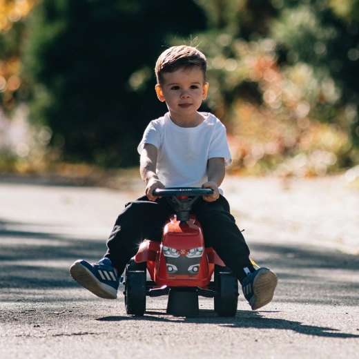 Vehicul fără pedale pentru micii fermieri