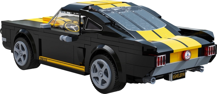 Capotă deschisă și detalii ale motorului V8