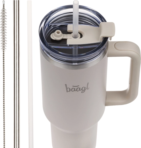 Accesorii bogate: paie, periuță și garnituri