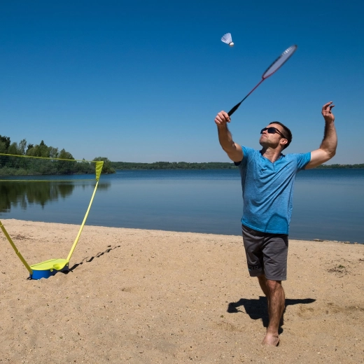 Badminton oriunde – afară și în interior