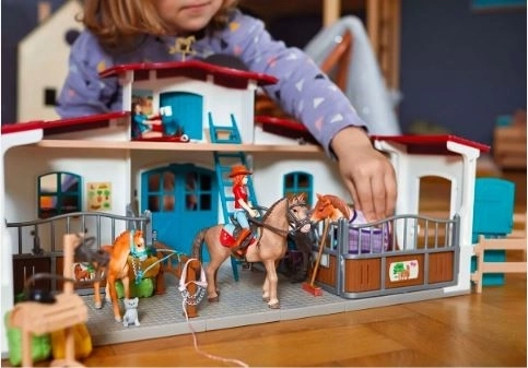 Trei cai și figurine mobile