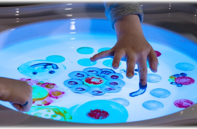 Strălucește pe masa magică luminoasă