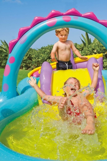 Tobogan și piscină puțin adâncă