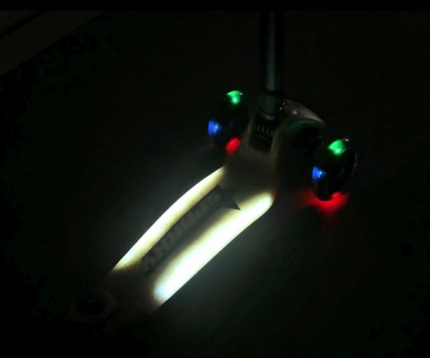 Roți LED și platformă iluminată pentru vizibilitate mai bună
