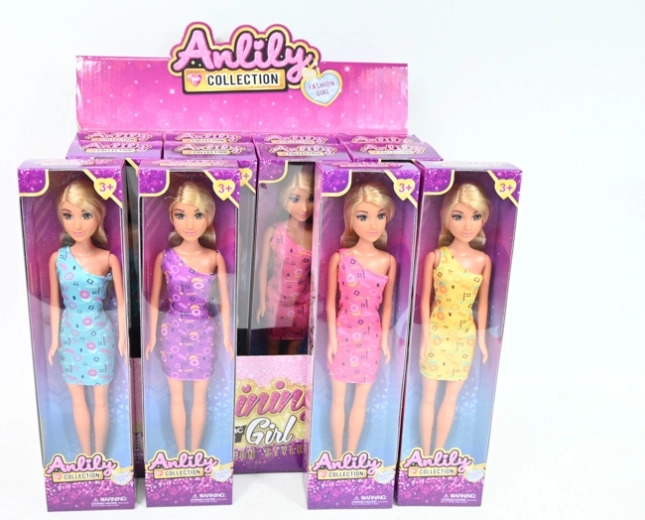 Păpușă în rochie colorată