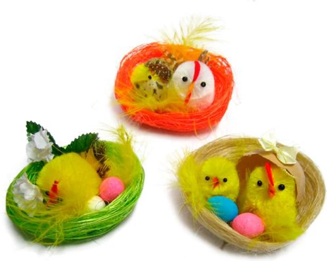 Familie de puișori în coșuleț – decorațiune de Paște 6,5 cm