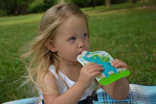 În călătorii și afară – copilul bea și mănâncă singur
