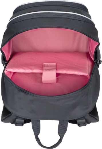 Organizare bine gândită în trei compartimente