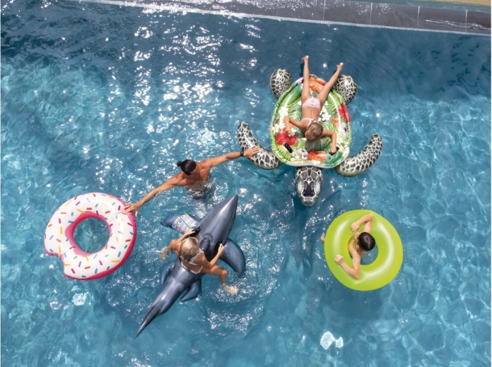 Suprafață confortabilă pentru întins și joacă