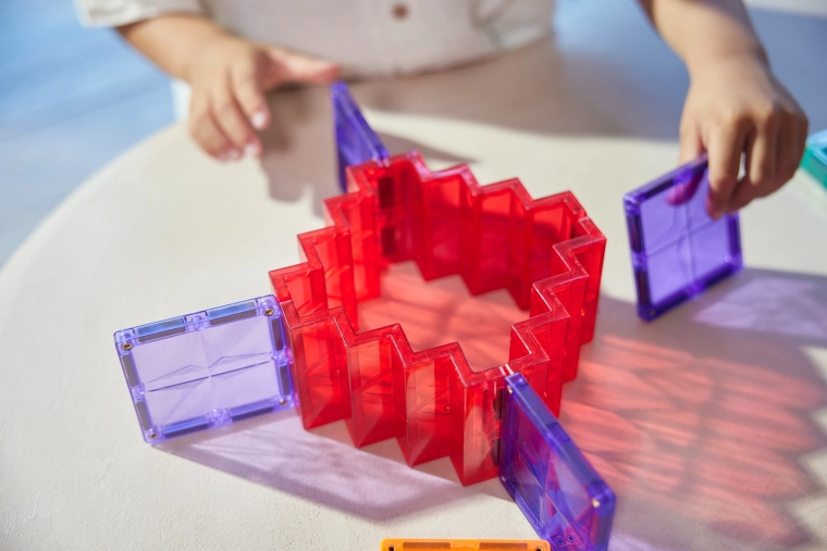 Îmbinare magnetică fermă și forme 3D stabile