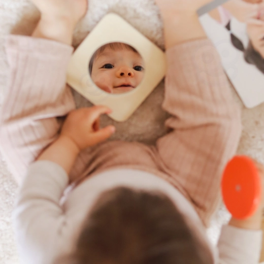 Oglindă sigură pentru primele descoperiri de sine