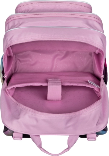 Compartimentare încăpătoare cu buzunar pentru laptop de 15"